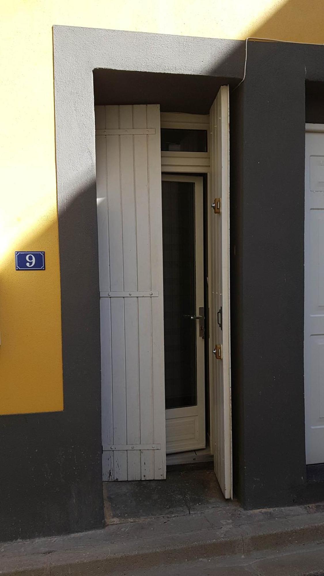 Le Colonel, Au Coeur Du Village En Rez-de-chaussee D'une Ancienne Maison * Marseillan (Herault)