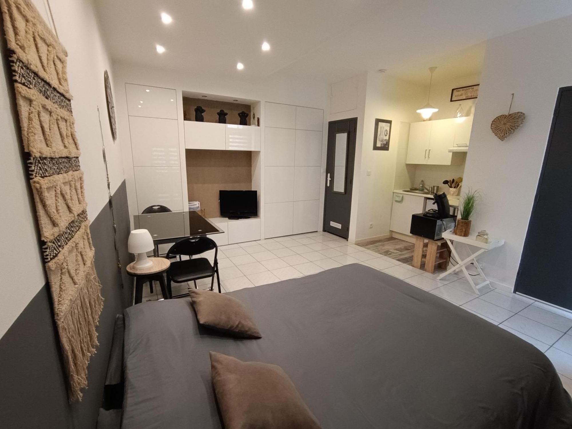 Appartement Le Colonel, Au Coeur Du Village En Rez-de-chaussee D'une Ancienne Maison